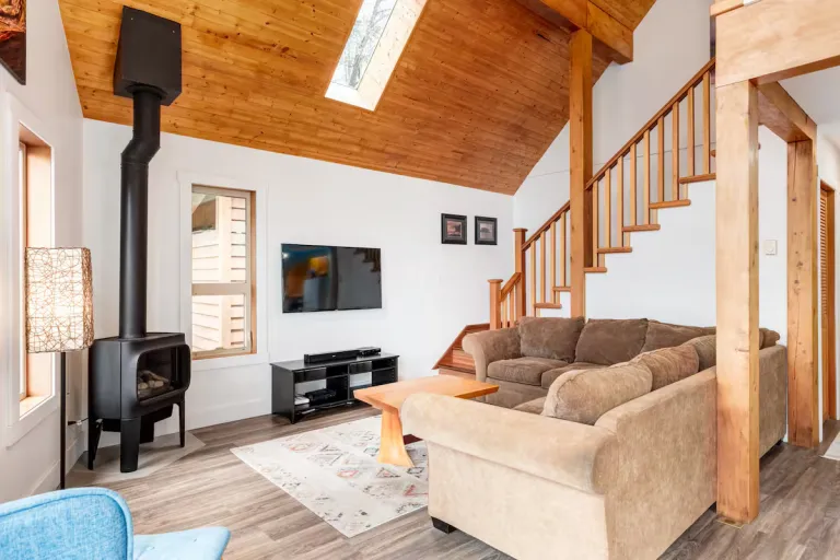 8 Best 2026 Waterfront Airbnb Stays in Vancouver Island for Coastal Escapes 