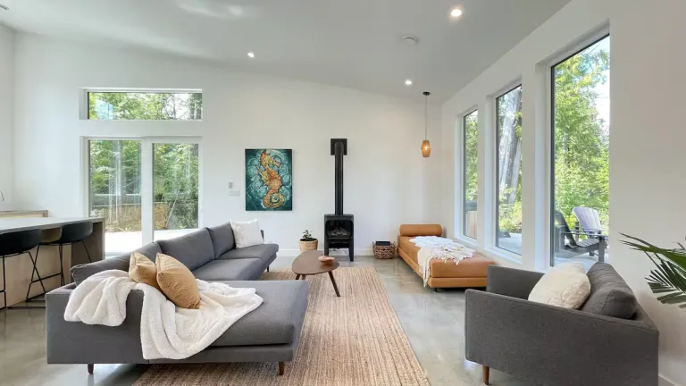 8 Best 2026 Waterfront Airbnb Stays in Vancouver Island for Coastal Escapes 