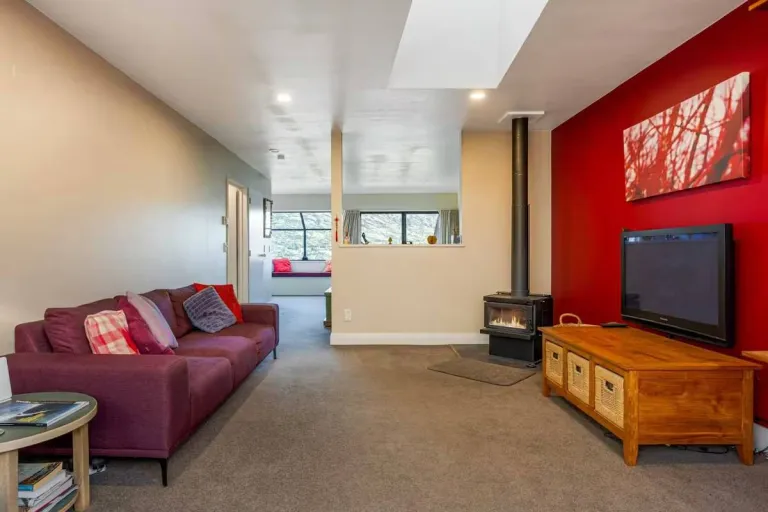 8 Best 2026 Luxury Airbnb Stays in Lake District, New Zealand for Nature Lovers