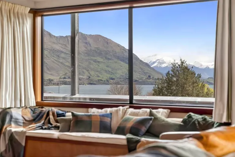 8 Best 2026 Luxury Airbnb Stays in Lake District, New Zealand for Nature Lovers