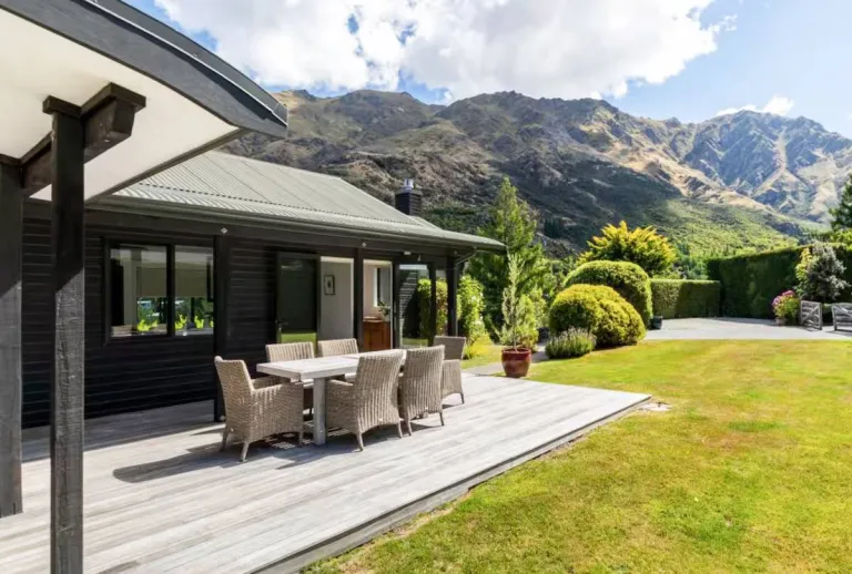 8 Best 2026 Luxury Airbnb Stays in Lake District, New Zealand for Nature Lovers