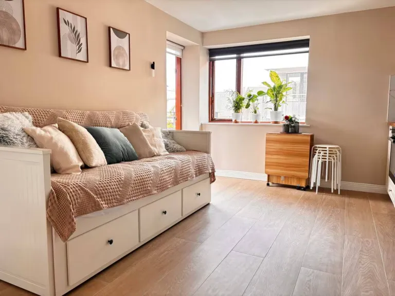 8 Best 2026 Airbnb Stays in Dublin Near Temple Bar & City Centre