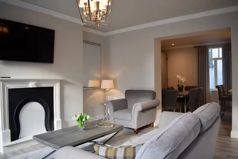8 Best 2026 Airbnb Stays in Dublin Near Temple Bar & City Centre