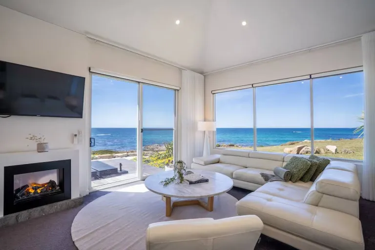 8 Best 2026 Airbnb Stays in Tasmania for Wildlife &amp; Coastal Adventures