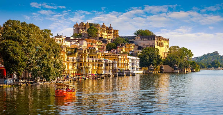 City Palace and Pichola lake in Udaipur