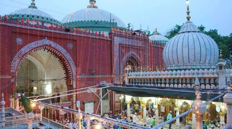 Ramadan celebration in Nizamuddin Dargah, Delhi