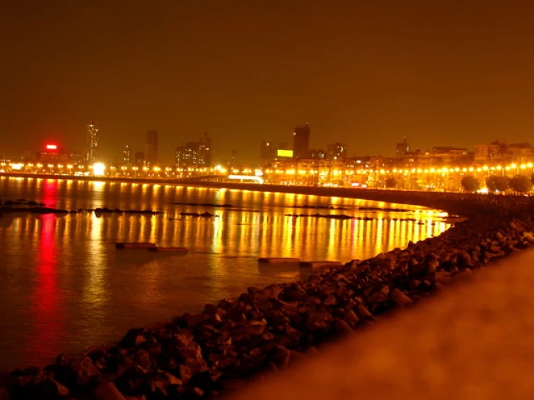 Queen's Necklace- Witness the breathtaking view of Mumbai's skyline lighted by thousands of lights
