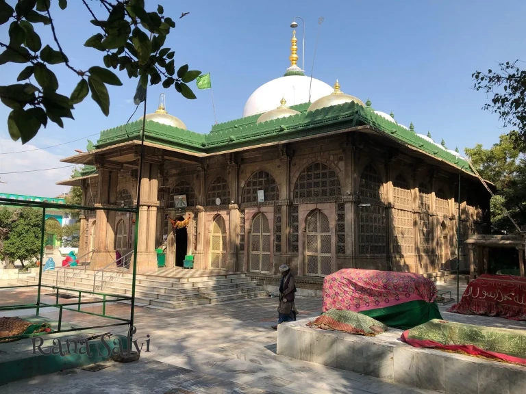 Shah-e-Alam's Tomb and Mosque